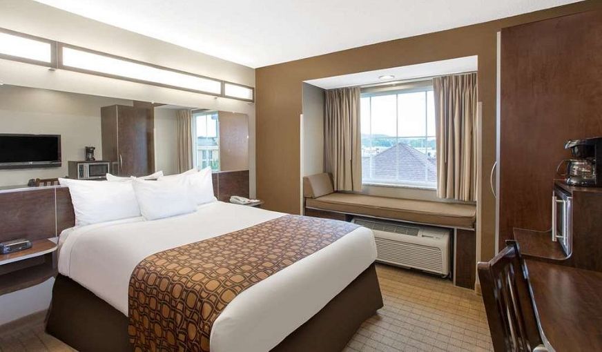 Microtel Inn & Suites by Wyndham Mansfield, room with private jacuzzi, photo 3