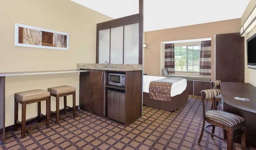 Microtel Inn & Suites by Wyndham Mansfield, room with private jacuzzi, photo 4