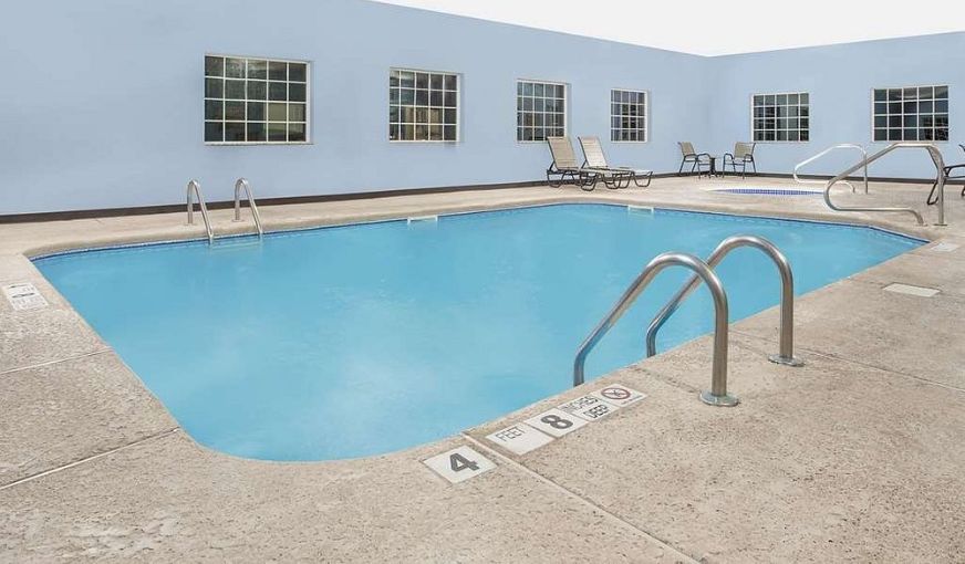 Microtel Inn & Suites by Wyndham Mansfield, room with private jacuzzi, photo 6
