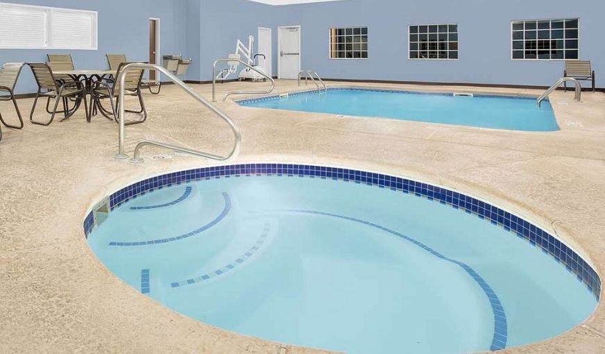 Microtel Inn & Suites by Wyndham Mansfield, room with private jacuzzi, photo 7