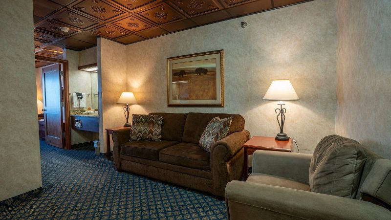 Miles City Hotel & Suites, room with private jacuzzi, photo 3