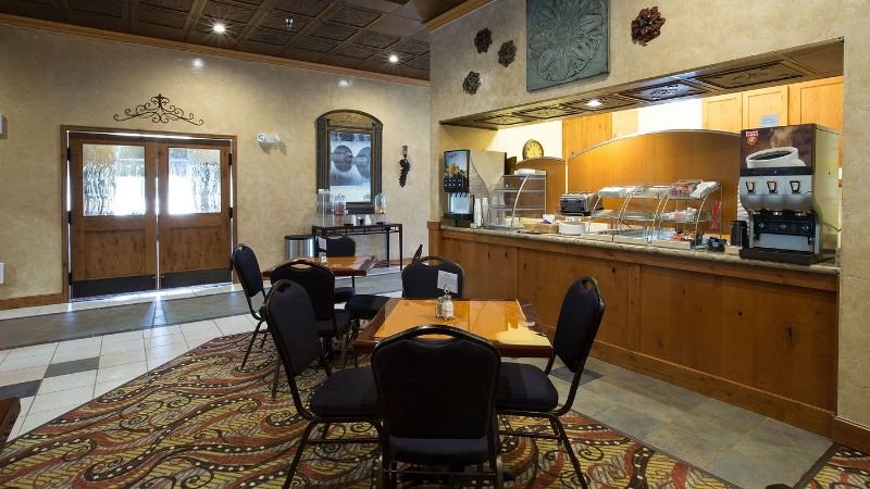 Miles City Hotel & Suites, room with private jacuzzi, photo 6