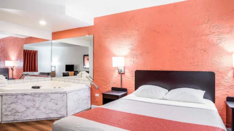 Motel 6 Naperville