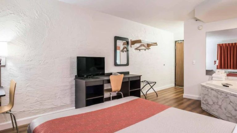 Motel 6 Naperville