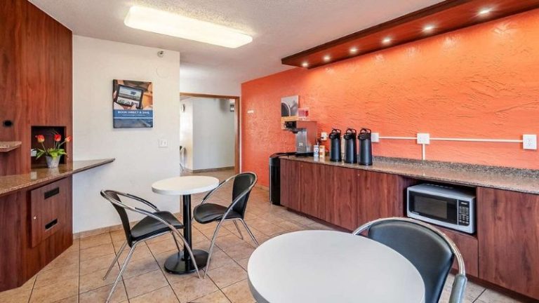 Motel 6 Naperville