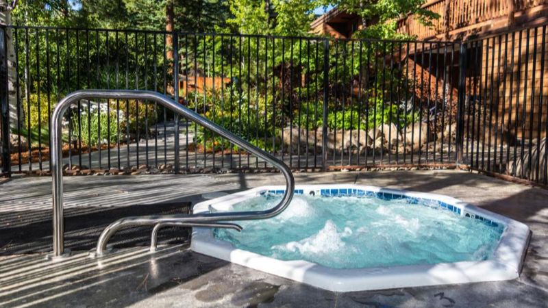North Lake Lodges & Villas, room with private jacuzzi, photo 6