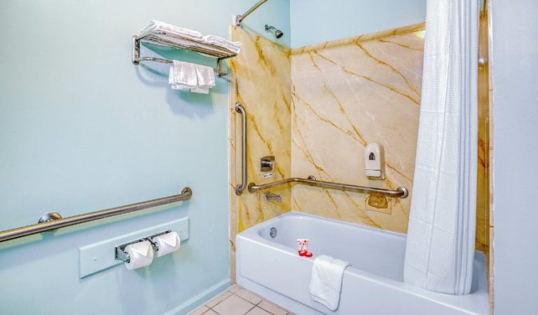 OYO Townhouse Tulsa Woodland Hills