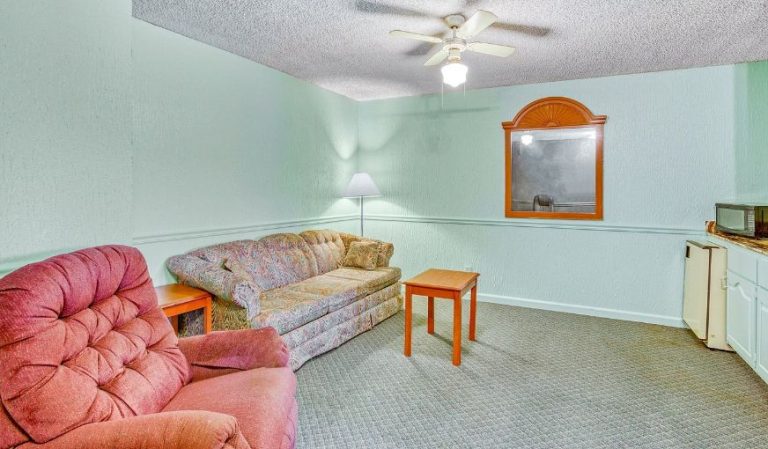 OYO Townhouse Tulsa Woodland Hills
