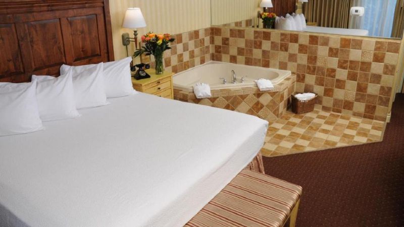 Pike’s Waterfront Lodge, room with private jacuzzi, photo 1