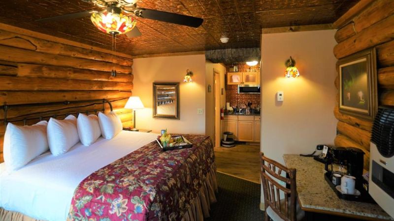 Pike’s Waterfront Lodge, room with private jacuzzi, photo 2