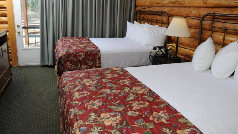 Pike’s Waterfront Lodge, room with private jacuzzi, photo 3