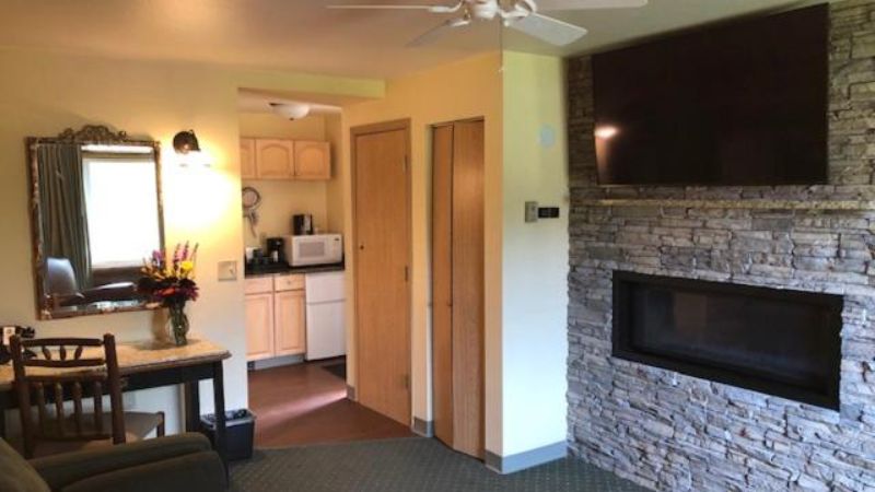 Pike’s Waterfront Lodge, room with private jacuzzi, photo 4