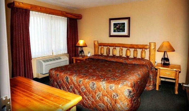Pine Peaks Lodge and Suites