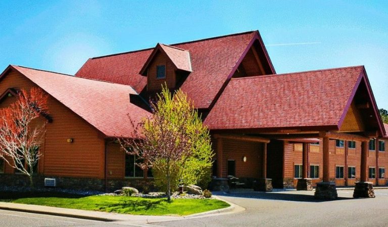 Pine Peaks Lodge and Suites