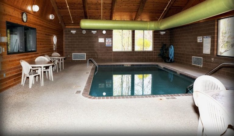 Pine Peaks Lodge and Suites