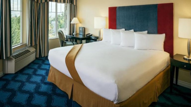 Plaza Inn And Suites At Ashland Creek