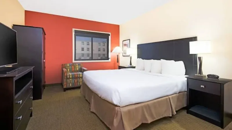 Red Lion Hotel Gillette, room with private jacuzzi, photo 3