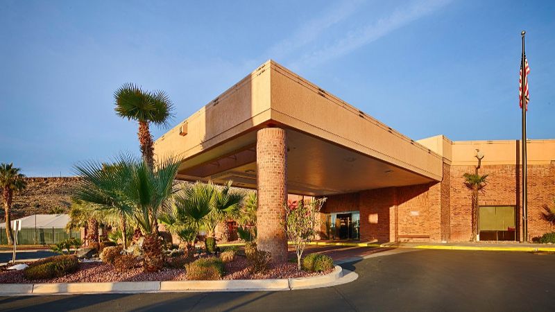 Red Lion Hotel & Conference Center St. George, UT, room with private jacuzzi, photo 7