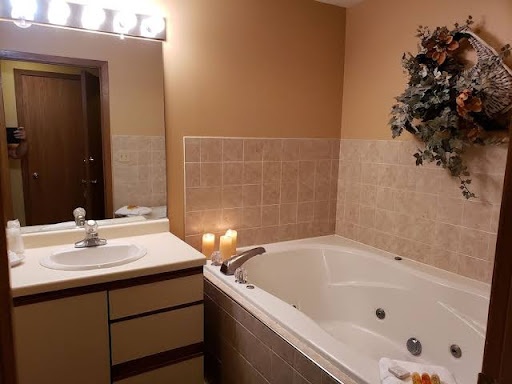 Rib Mountain Inn, room with private jacuzzi