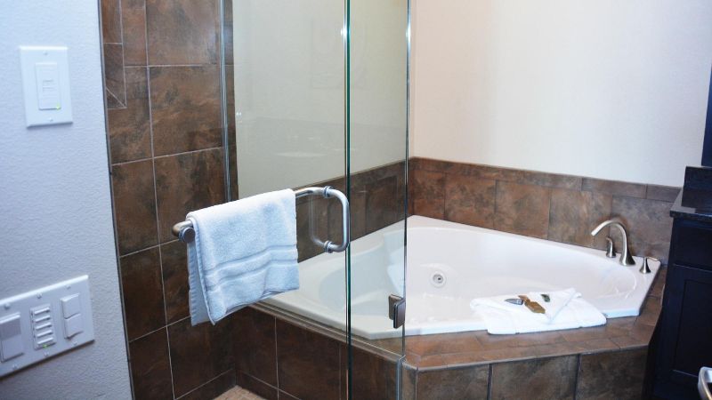 Roosevelt Inn & Suites, room with private jacuzzi, photo 2