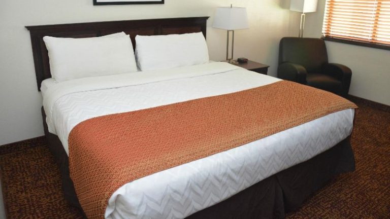 Roosevelt Inn & Suites