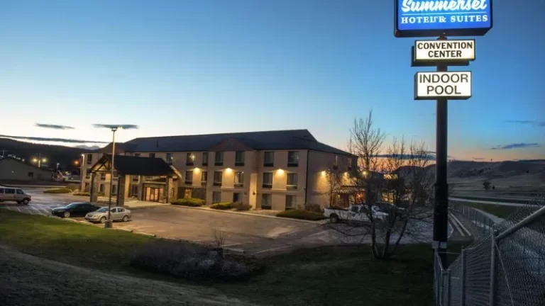 Comfort Inn & Suites Summerset – North Rapid City