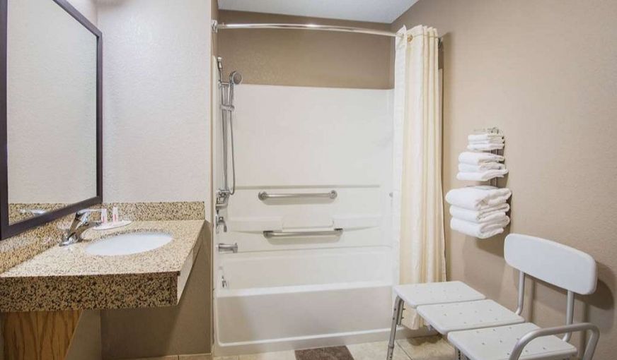 Super 8 by Wyndham Clearfield Hotel, room with private jacuzzi, photo 3