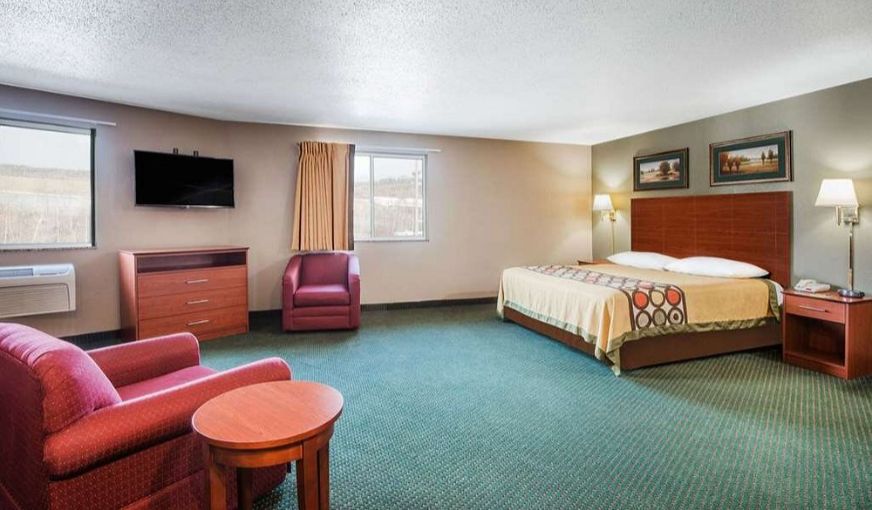 Super 8 by Wyndham Clearfield Hotel, room with private jacuzzi, photo 4