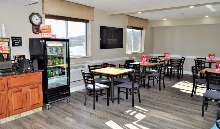 Super 8 by Wyndham Clearfield Hotel, room with private jacuzzi, photo 6