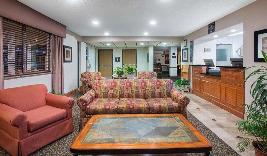 Super 8 by Wyndham Clearfield Hotel, room with private jacuzzi, photo 8