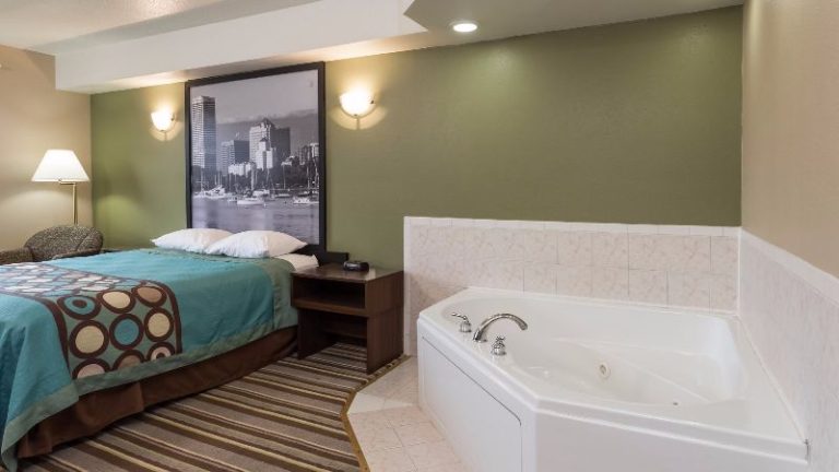Super 8 by Wyndham Germantown/Milwaukee