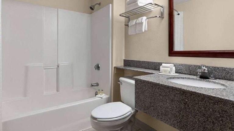 Super 8 by Wyndham Germantown/Milwaukee