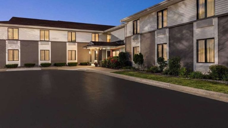 Super 8 by Wyndham Germantown/Milwaukee