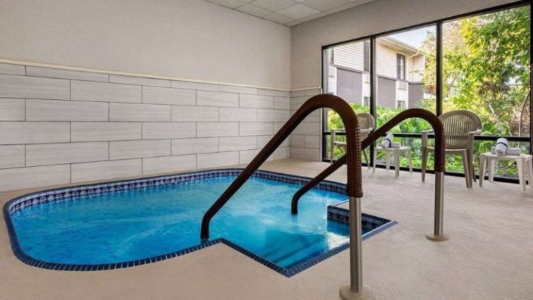 Super 8 by Wyndham Germantown/Milwaukee
