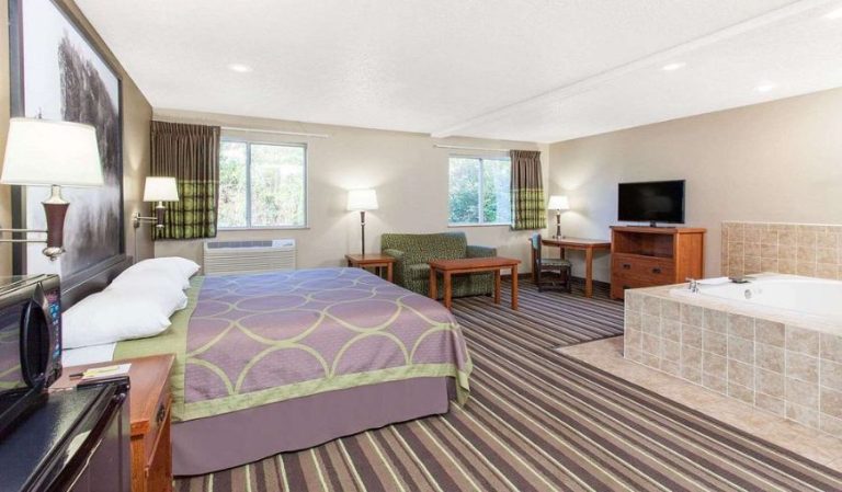 Super 8 by Wyndham Richlands / Claypool Hill Area