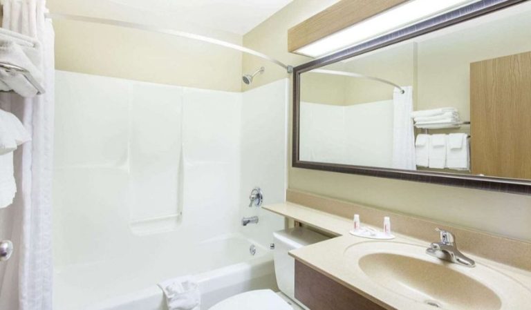 Super 8 by Wyndham Richlands / Claypool Hill Area