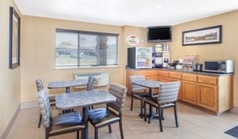 Super 8 by Wyndham Richlands / Claypool Hill Area