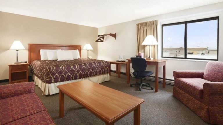 Super 8 by Wyndham Williston ND