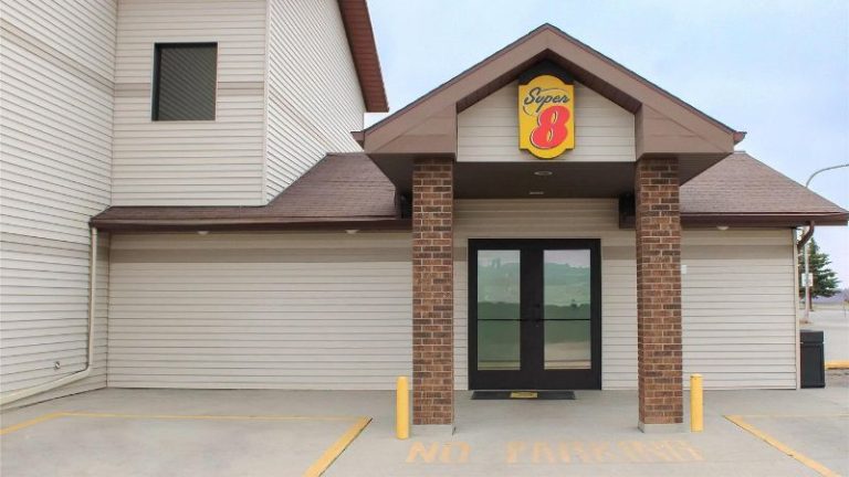 Super 8 by Wyndham Williston ND