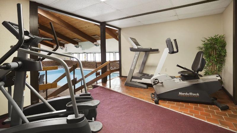 Super 8 by Wyndham Williston ND, room with private jacuzzi, photo 6