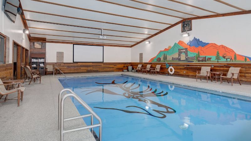 The Ridgeline Hotel At Yellowstone, room with private jacuzzi, photo 6