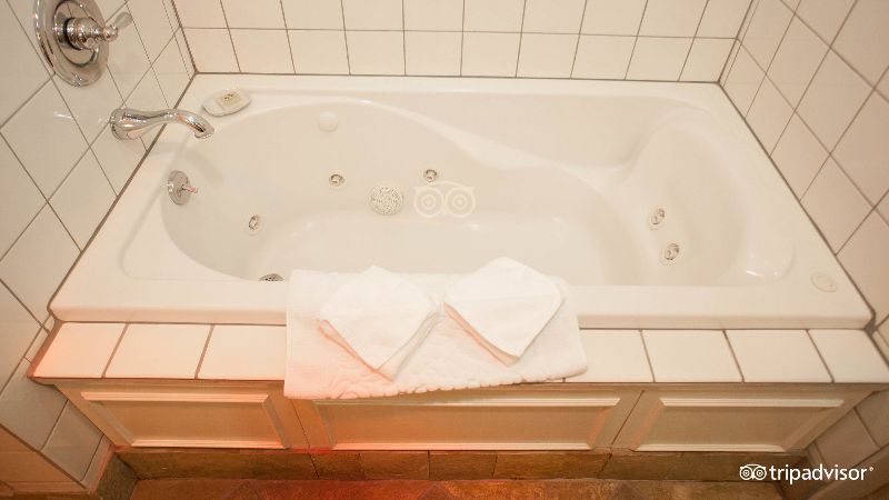 Tradewinds Carmel, room with private jacuzzi, photo 2