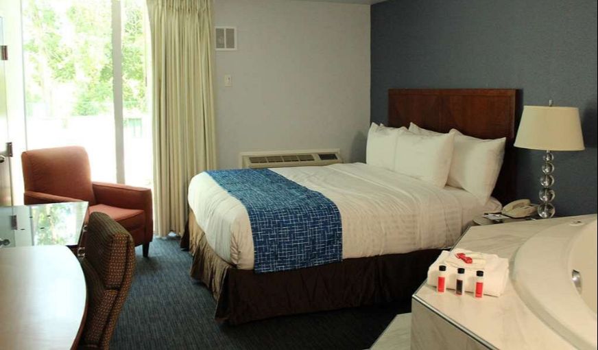 Travelodge by Wyndham Water’s Edge Hotel – Racine, room with private jacuzzi, photo 2