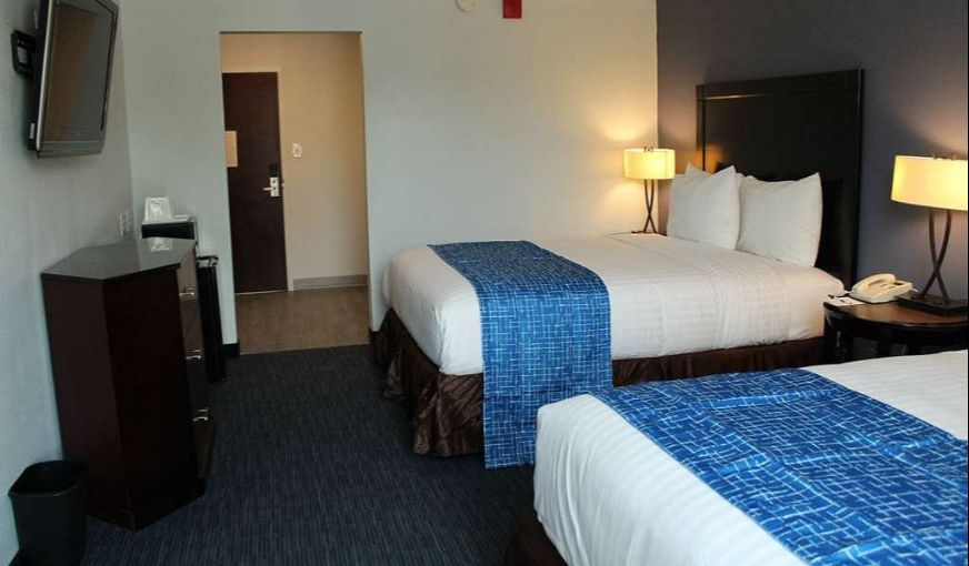 Travelodge by Wyndham Water’s Edge Hotel – Racine, room with private jacuzzi, photo 3