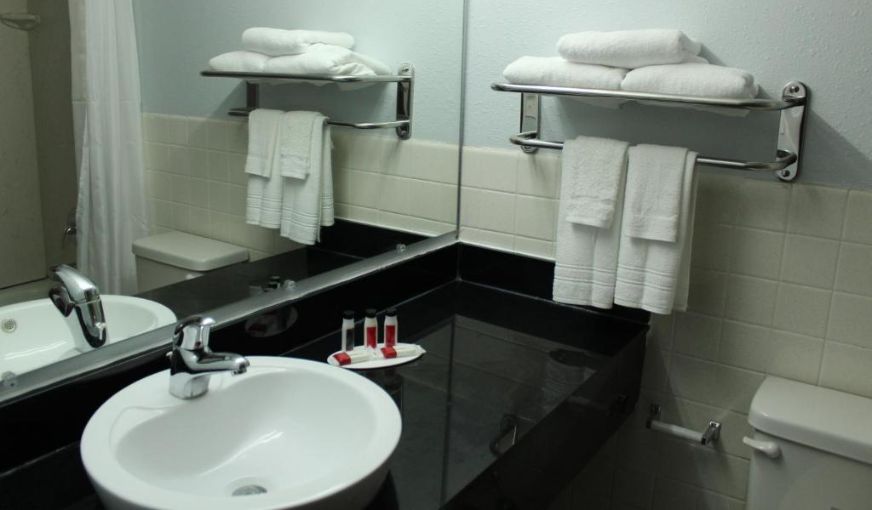 Travelodge by Wyndham Water’s Edge Hotel – Racine, room with private jacuzzi, photo 4