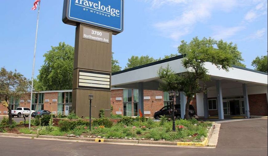 Travelodge by Wyndham Water’s Edge Hotel – Racine, room with private jacuzzi, photo 5