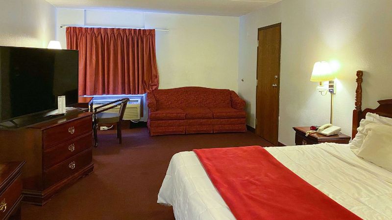 Voyageur Inn and Conference Center, room with private jacuzzi, photo 4