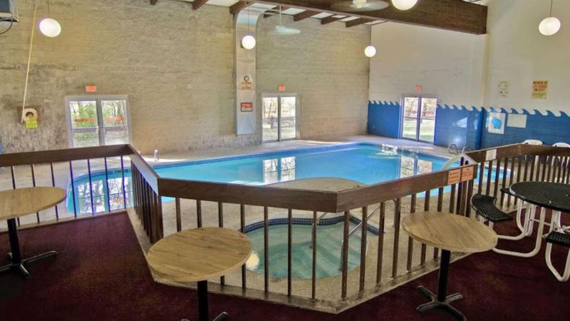 Voyageur Inn and Conference Center, room with private jacuzzi, photo 6