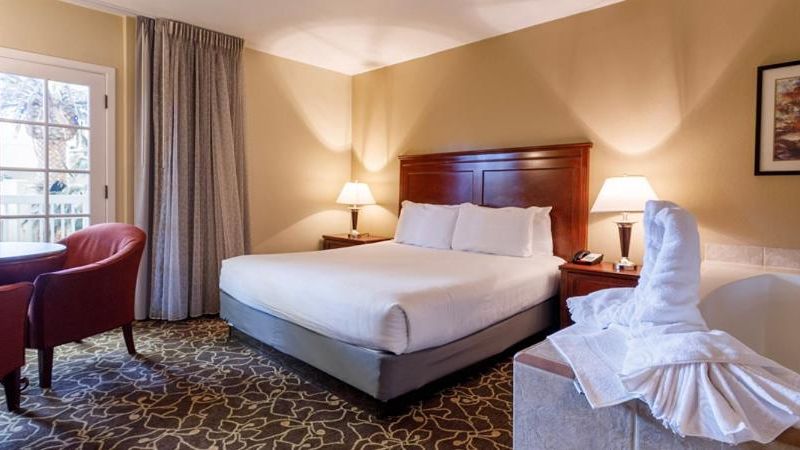 Wendover Nugget Hotel & Casino by Red Lion Hotels, room with private jacuzzi, photo 2