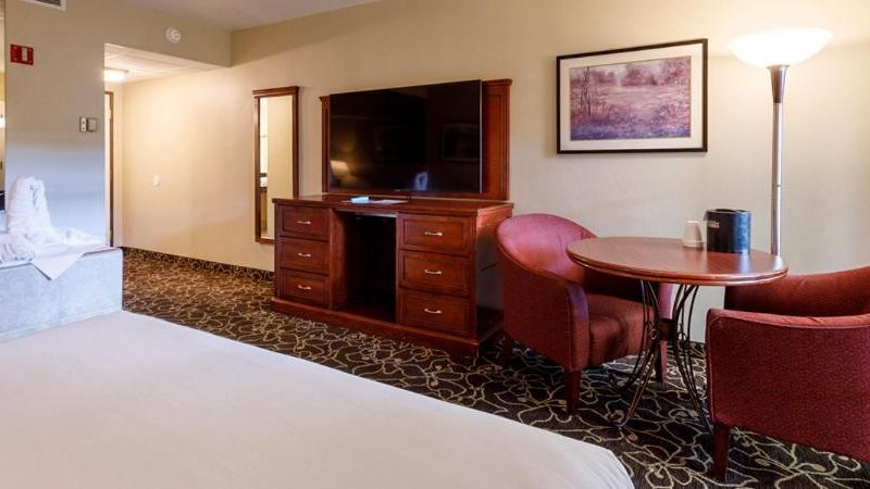 Wendover Nugget Hotel & Casino by Red Lion Hotels, room with private jacuzzi, photo 3